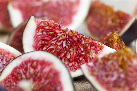 sliced fruit of ripe figs 9458114 Stock Photo at Vecteezy