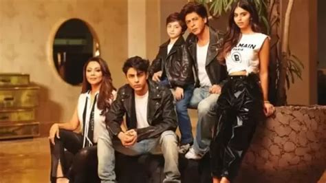 Shah Rukh Khan poses with Gauri, AbRam, Suhana and Aryan Khan in unseen ...