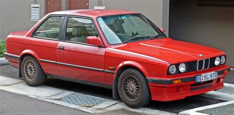 File:1990-1991 BMW 318is (E30) 2-door sedan 02.jpg