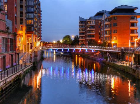 River Irwell, Spinningfields Footbridge © David Dixon cc-by-sa/2.0 ...