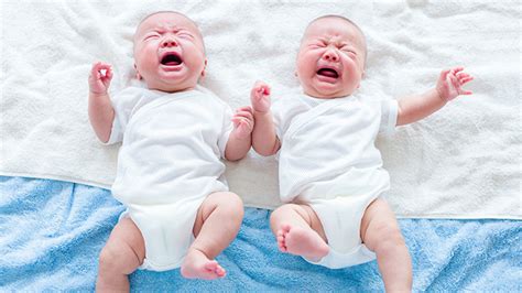 What to Do When Your Twin Babies Cry at the Same Time