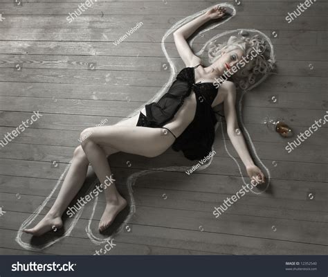 Dead Young Woman On Wooden Floor 스톡 사진(지금 편집) 12352540 - Shutterstock