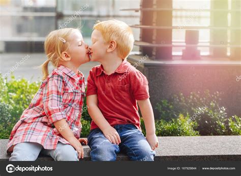 Junge und Mädchen küssen sich - Stockfotografie: lizenzfreie Fotos © AnoushkaToronto 167929844 ...