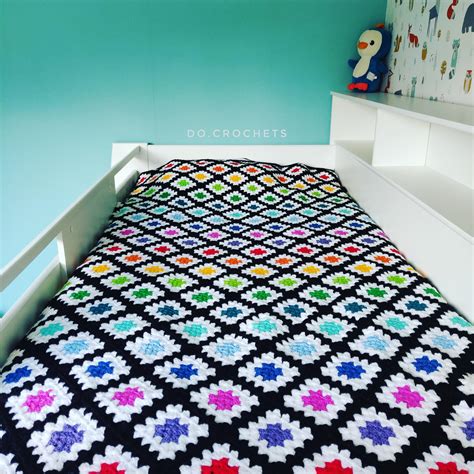 Spin your granny square blanket(pattern by stitched up craft) : r/crochet