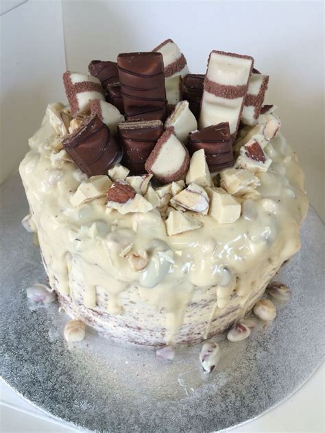 Kinder Bueno White chocolate cake with whole nuts & choc bars | Backen, Kinder