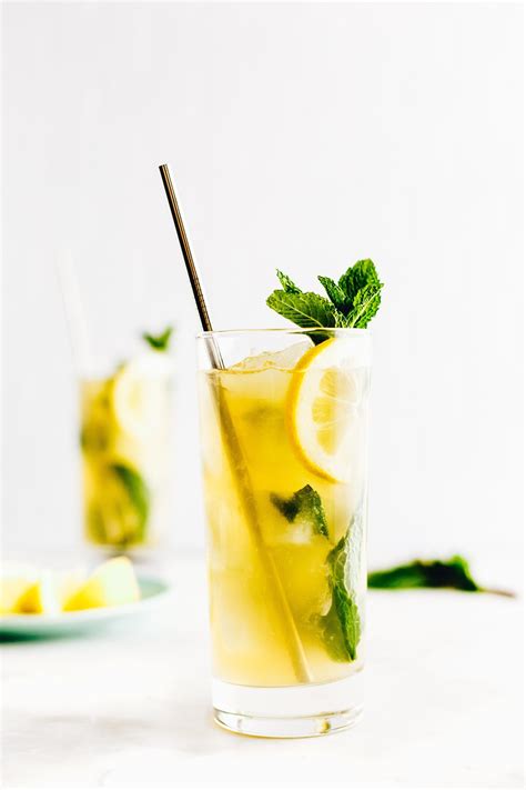 Whiskey Lemonade Cocktails with Mint Lemonade Ice Cubes – Firther Guide ...