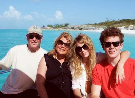 Taylor Swift and her family. | Taylor swift family, Taylor swift pictures, Taylor swift tour outfits