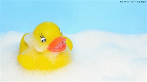 Using Everyday Items as Nontoxic Baby Bath Toys | Nontoxic Living