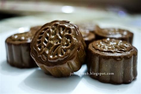 JoJo: Baked Chocolate Mini Mooncake Recipe