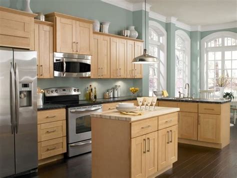 38 Inspiring Kitchen Paint Colors Ideas with Oak Cabinet | Maple kitchen cabinets, Light wood ...