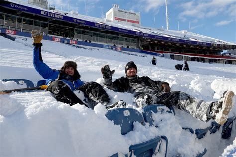 LOOK: Bills fans deal with snow-filled Highmark Stadium - Yahoo Sports