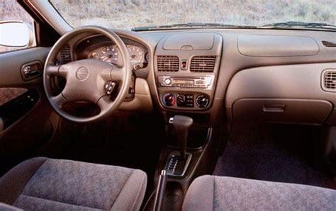 2000 Nissan Sentra Pictures - 26 Photos | Edmunds