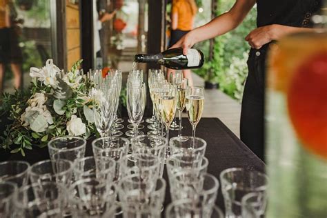 Filling Champagne Glasses - Creative Commons Bilder