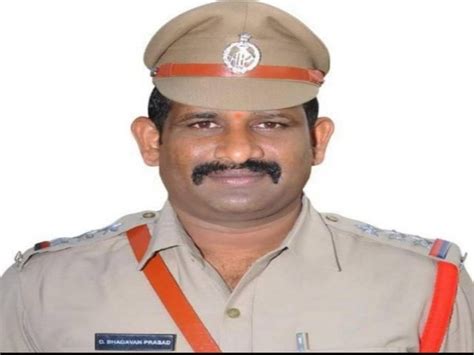 Andhra Pradesh: Police officer collapses on badminton court, dies due ...