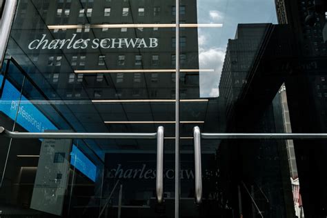 Charles Schwab Says It Settled SEC Suit on Reporting Failure - Bloomberg