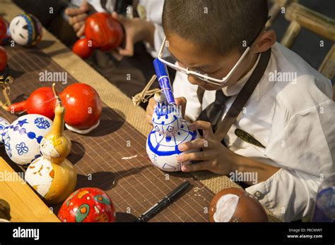 Jili, Jili, China. 11th July, 2018. Jilin, CHINA-Kids learn to paint gourds in northeast China's ...