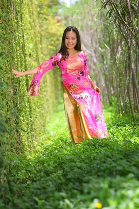 Ao Dai porté par la chanteuse Cam Ly - Ca sĩ Cẩm Ly - Ame Vietnamienne ...