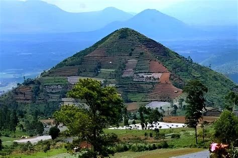 New evidence suggests Indonesia's Gunung Padang could be world’s oldest known pyramid - Arkeonews