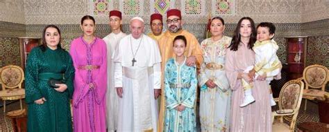 Morocco’s Royal Family Gather for Amicable Photo with Pope Francis