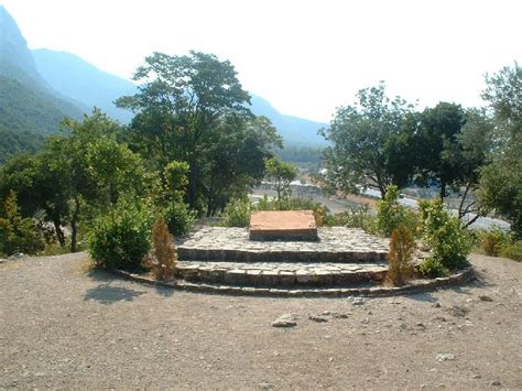 The Thermopylae monument on the Kolonos hillock, where archaeological in the 1930s led many to ...