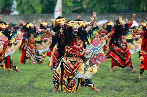 Sejarah Dan Makna Tari Jaranan Buto - Sering Jalan