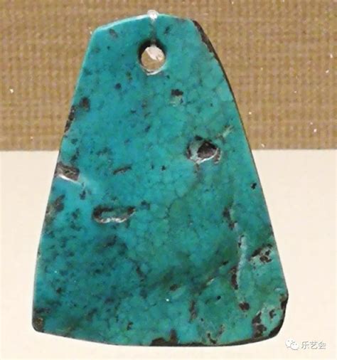 Turquoise pendant, Hongshan culture, Neolithic period. Collection of Liaoning Province Museum, China