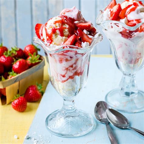 Strawberry sundaes | Healthy Recipe | WW UK