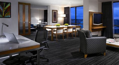 Hyatt Regency Vancouver - Guest Rooms - MCM Interiors