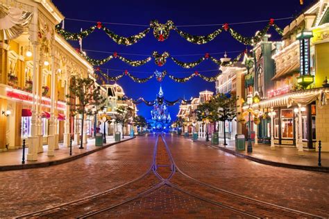 Christmas Decorations on Main Street USA® ©Disney EXPIRES 01.01.2050 - Greatdays Group Travel