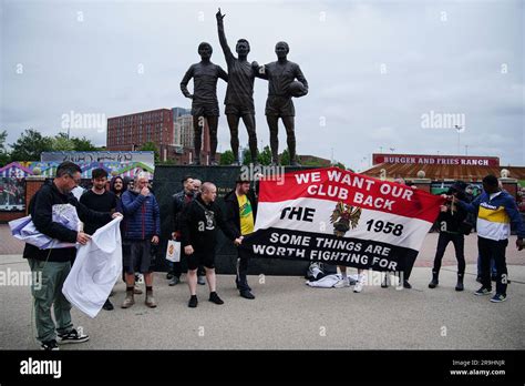 Old trafford statue protest hi-res stock photography and images - Alamy