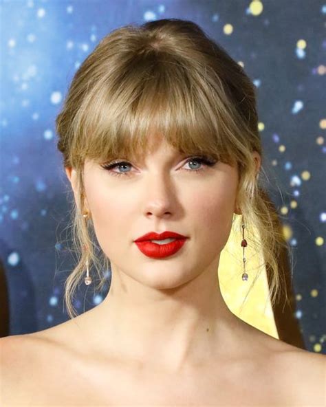 Every One Of Taylor Swift's Award-Winning Hair And Make-Up Looks