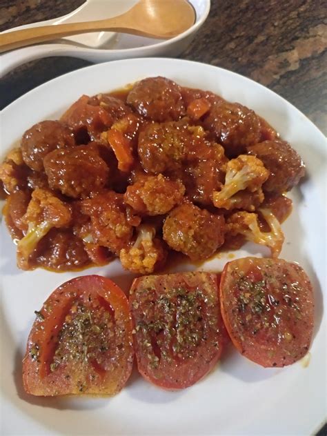 Albóndigas vegetarianas con verduras 😜 también he puesto unos tomates al horno con orégano 😋😋😋 # ...