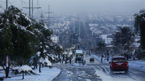 Chile turns chilly as Santiago hit by rare heavy snowfall - BBC News