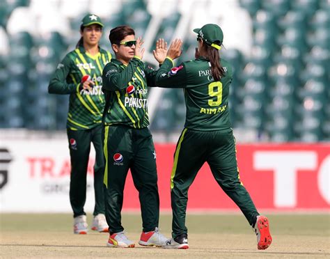 Nida Dar celebrates after trapping Eimear Richardson lbw | ESPNcricinfo.com