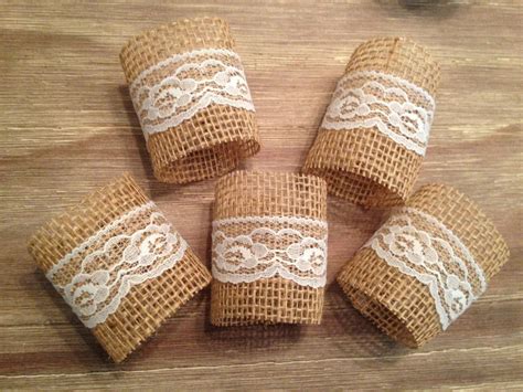 Szalvétagyűrű papírgurigából – kreatív megoldások | Burlap napkins, Burlap crafts, Burlap