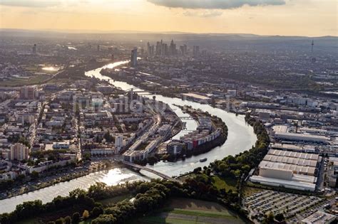 Offenbach am Main aus der Vogelperspektive: Hafeninsel im Main vor der Skyline von Frankfurt in ...