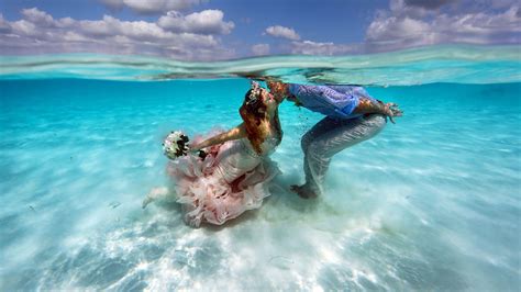 This 'mermaid bride' got married in the ocean - ABC7 Chicago