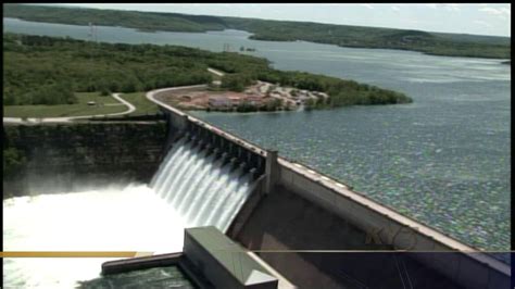 Corps opens 5 spillway gates at Table Rock Dam