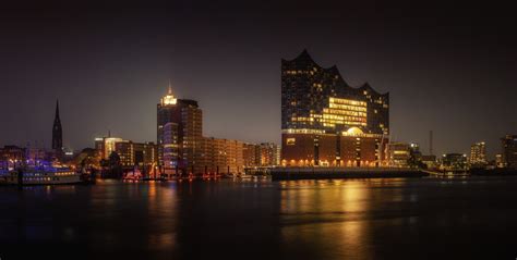 Die Elbphilharmonie in Hamburg bei Nacht Foto & Bild | architektur ...