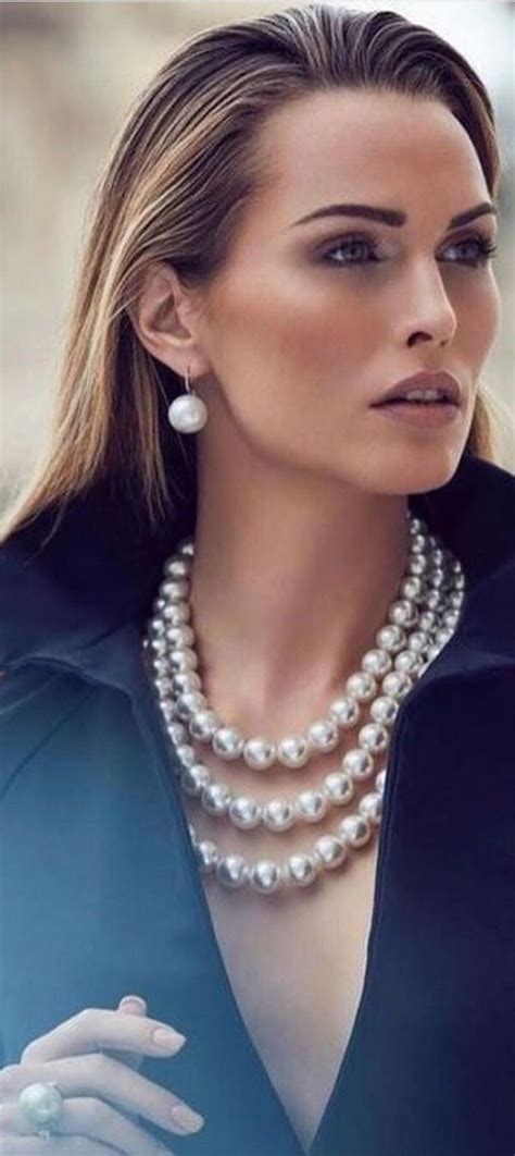 Pin by Irish Emerald on CHANGING FASHION AS A CLASSIC WOMAN | Pearl necklace outfit, Necklace ...