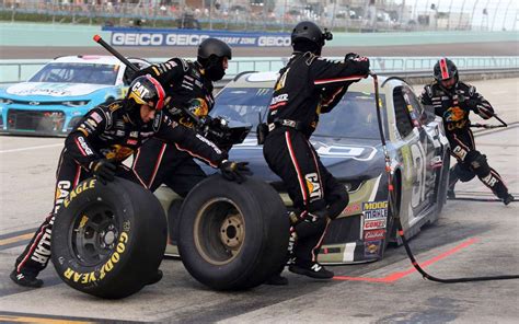 United Sends Its Employees to NASCAR Pit Crew Training to Help With Flight Turnaround Times ...