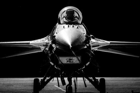 4K Ultra HD Wallpaper of the F-16 Fighting Falcon Warplane