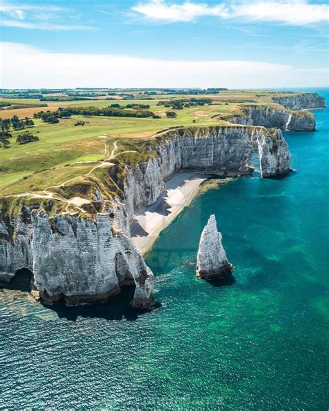 Falesie di Étretat, Normandia, Francia | Places to travel, Beautiful places to visit, Wonders of ...