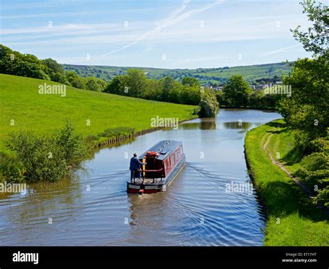 Leeds and liverpool canal hi-res stock photography and images - Alamy