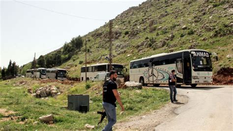 Hundreds of refugees 'return' to Syria from Lebanon