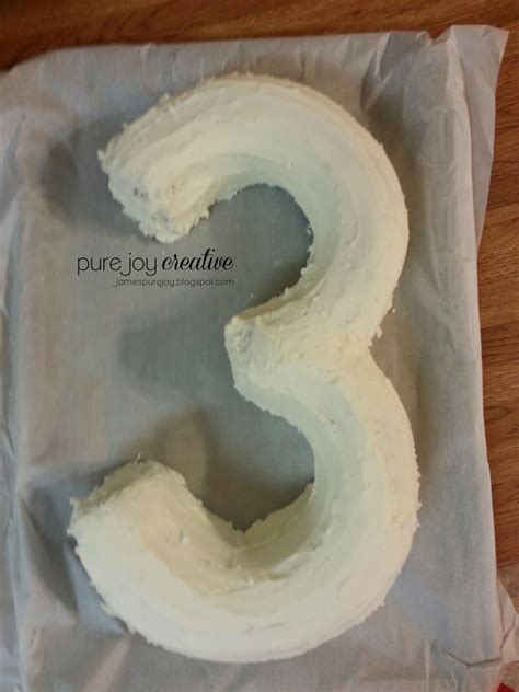 Trendy TreeHouse: Number 3 shaped cake tutorial