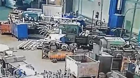 WATCH: Real video of lathe machine incident, What is a lathe machine accident? - Vo Truong Toan ...