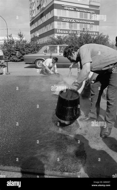 Tar Road Construction 1972 Bw Stock Photo - Alamy