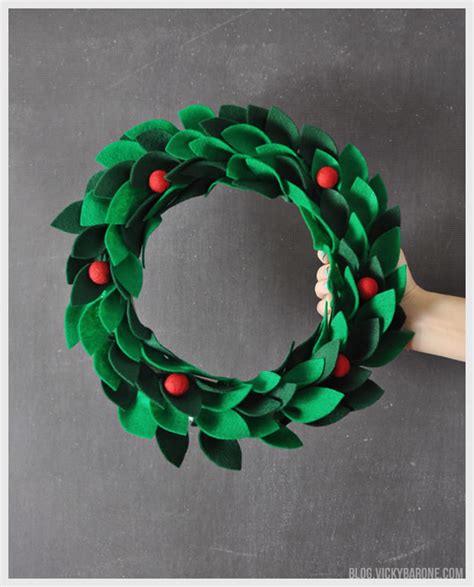 9 Fast And Cool DIY Felt Wreaths For Christmas - Shelterness