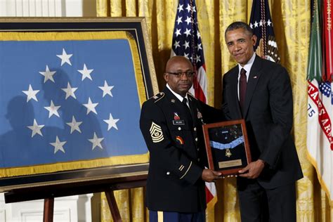 2015-06-02T164629Z_01_WASW204_RTRIDSP_3_USA-OBAMA-MEDAL.jpg